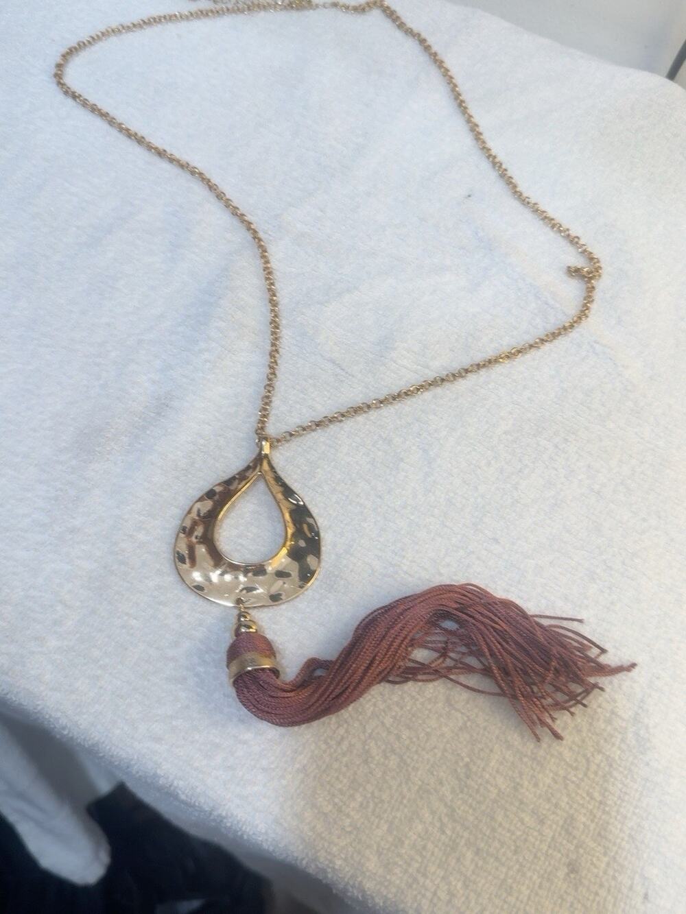 C 1946 Gold Tone Hammered Teardrop Pendant Mauve Tassel Long Necklace